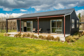 Leaning Rock Cottage at Wild Irishman Wine Estate - Alexandra Holiday Home